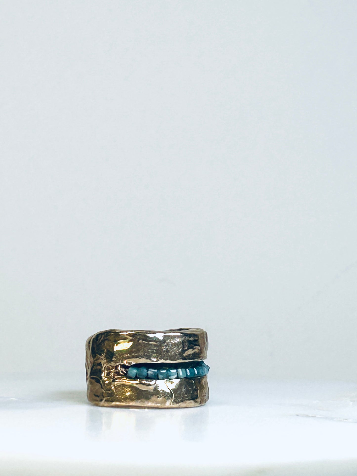 ANELLO FASCIA KILIM bronzo_TOPAZIO BLU LONDON PETROLIO