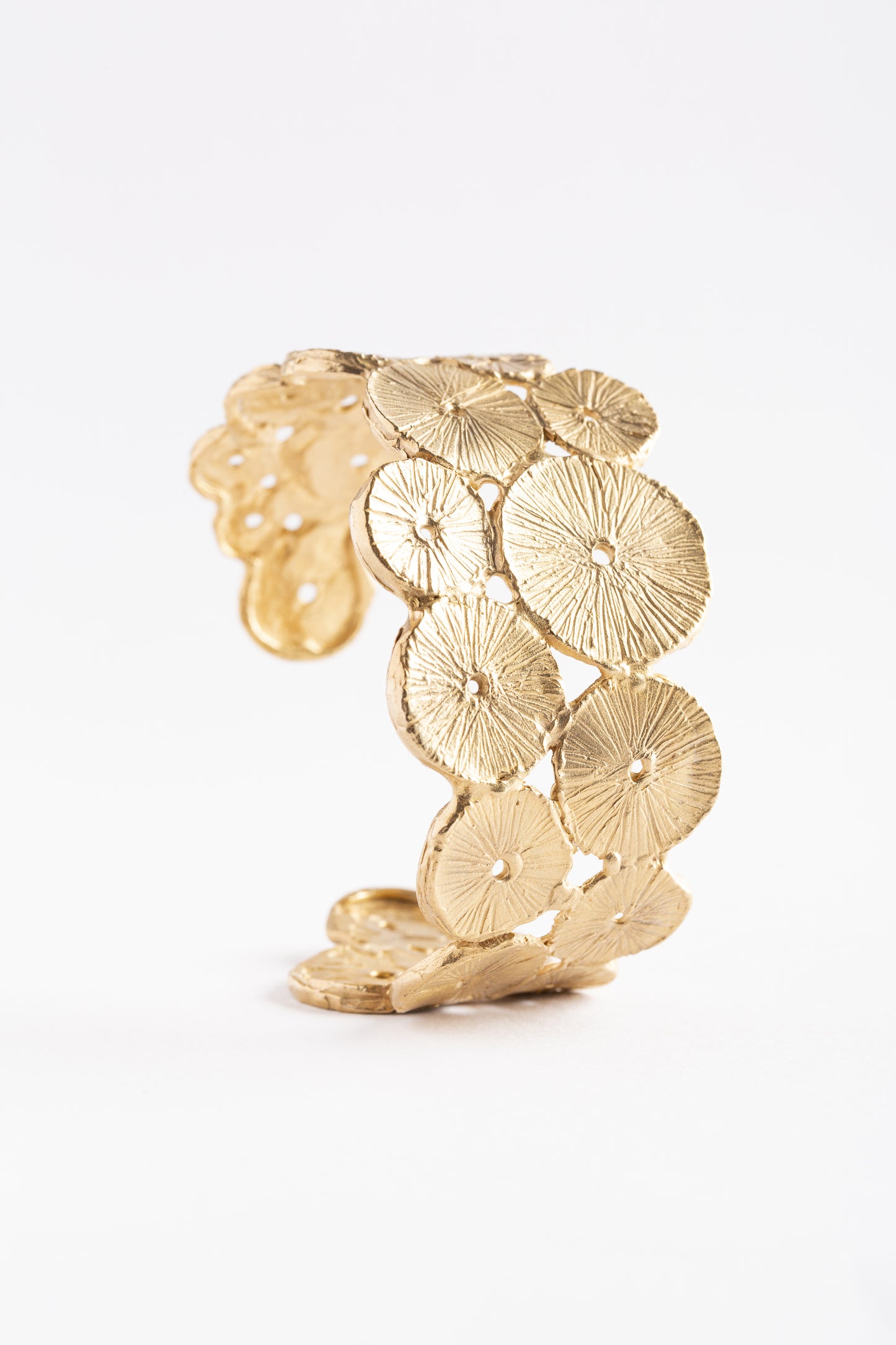 Bracciale rigido fior di loto alto 4 cm. Nella foto si vede il dettaglio dell'apertura per indossarlo facilmente senza bisogno di misurazioni
