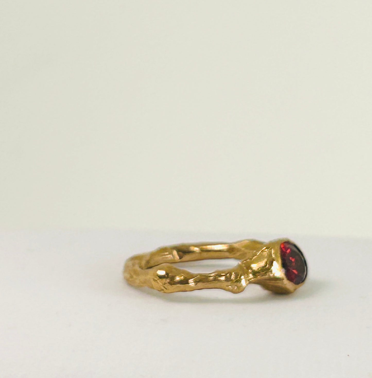 ORGANIC ANELLO IN BRONZO E GRANATO rosso laterale
