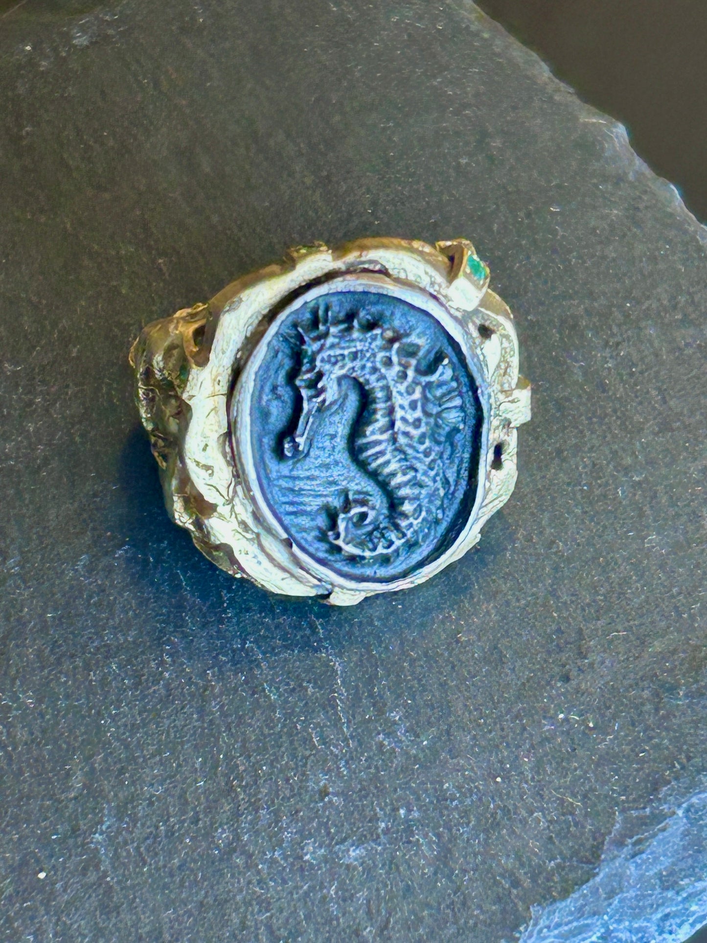 Anillo de jaula de caballito de mar en bronce y plata bruñida