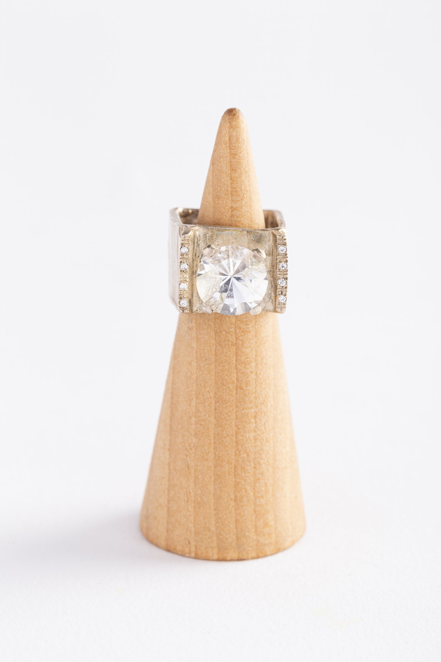 ANELLO EILIS TOWER, argento e quarzo trasparente e 8 zaffiri