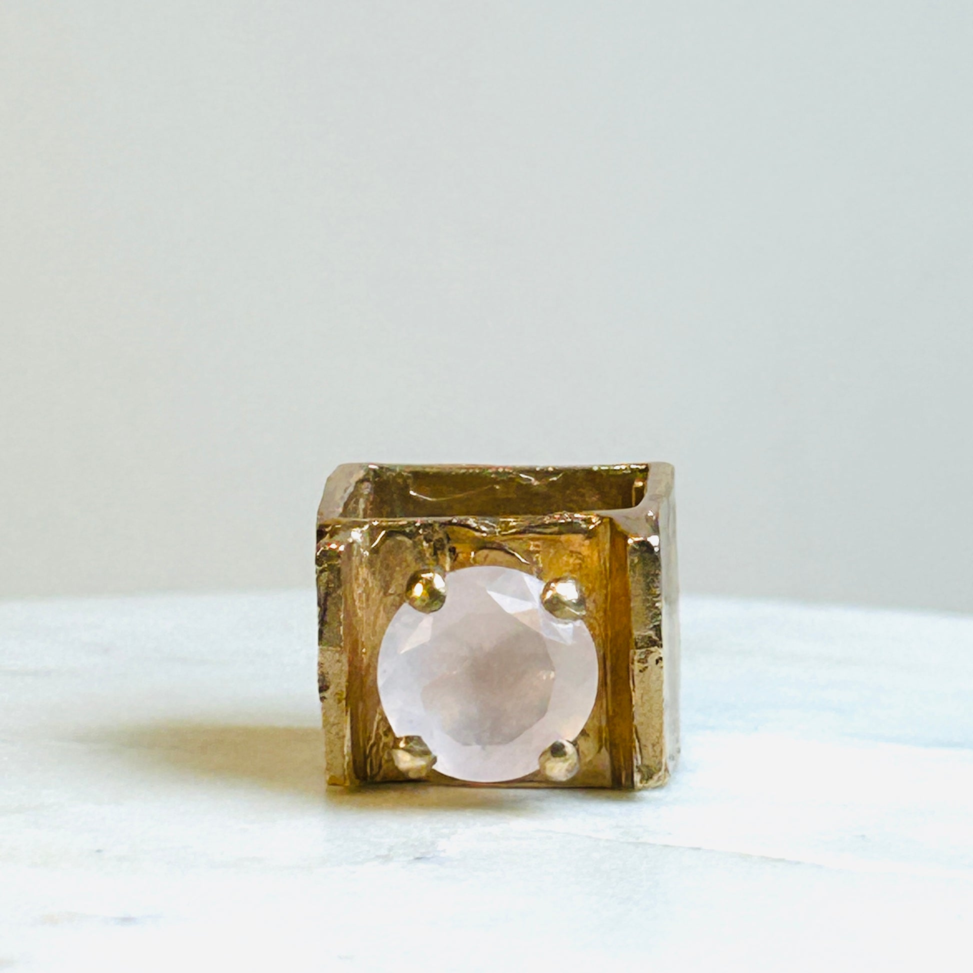 ANELLO QUADRATO BRONZO CON MONTATURA A TORRE E QUARZO ROSA