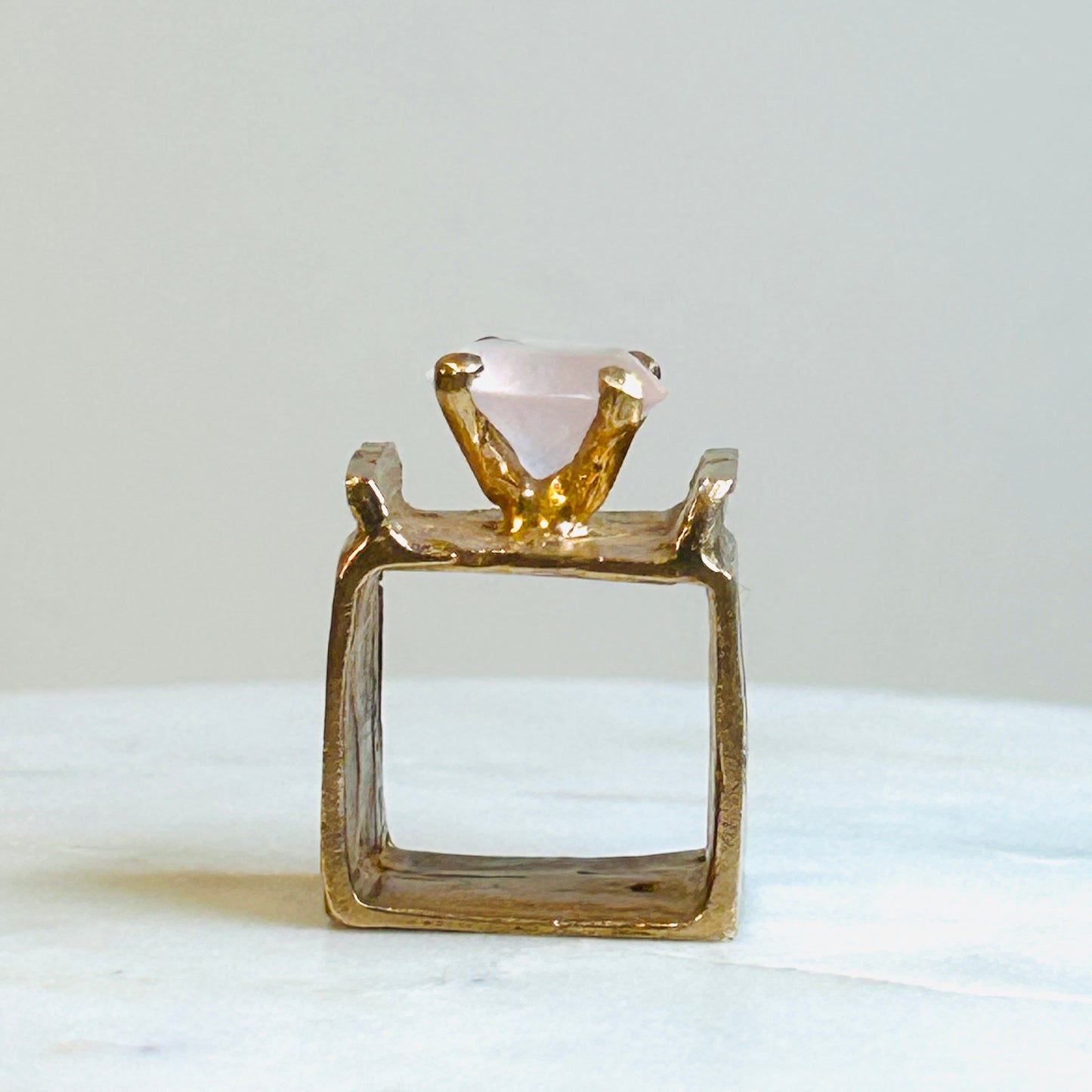 ANELLO QUADRATO BRONZO CON MONTATURA A TORRE E QUARZO ROSA