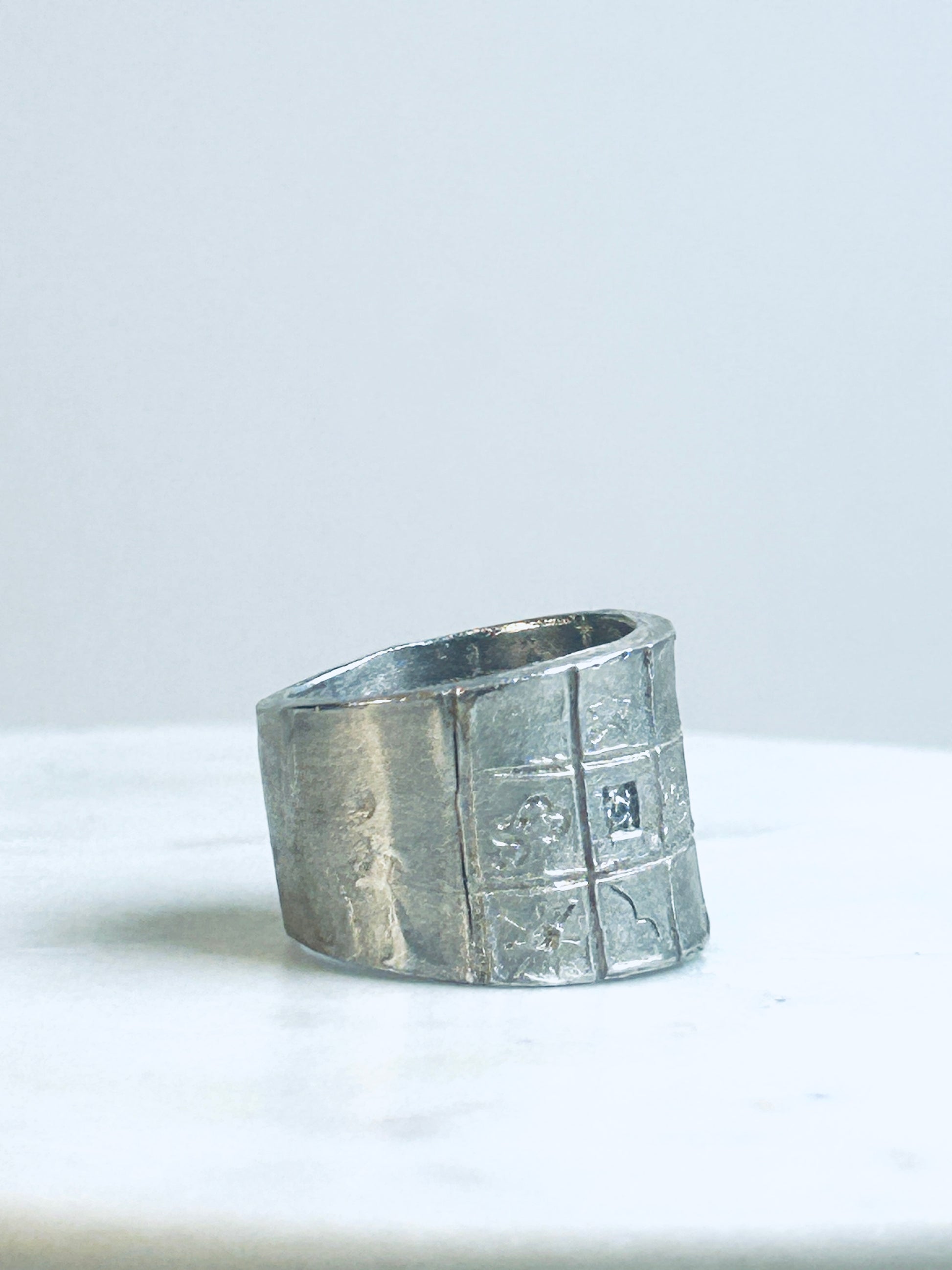 ANELLO SYMBOL ARGENTO E ZAFFIRI BIANCHI