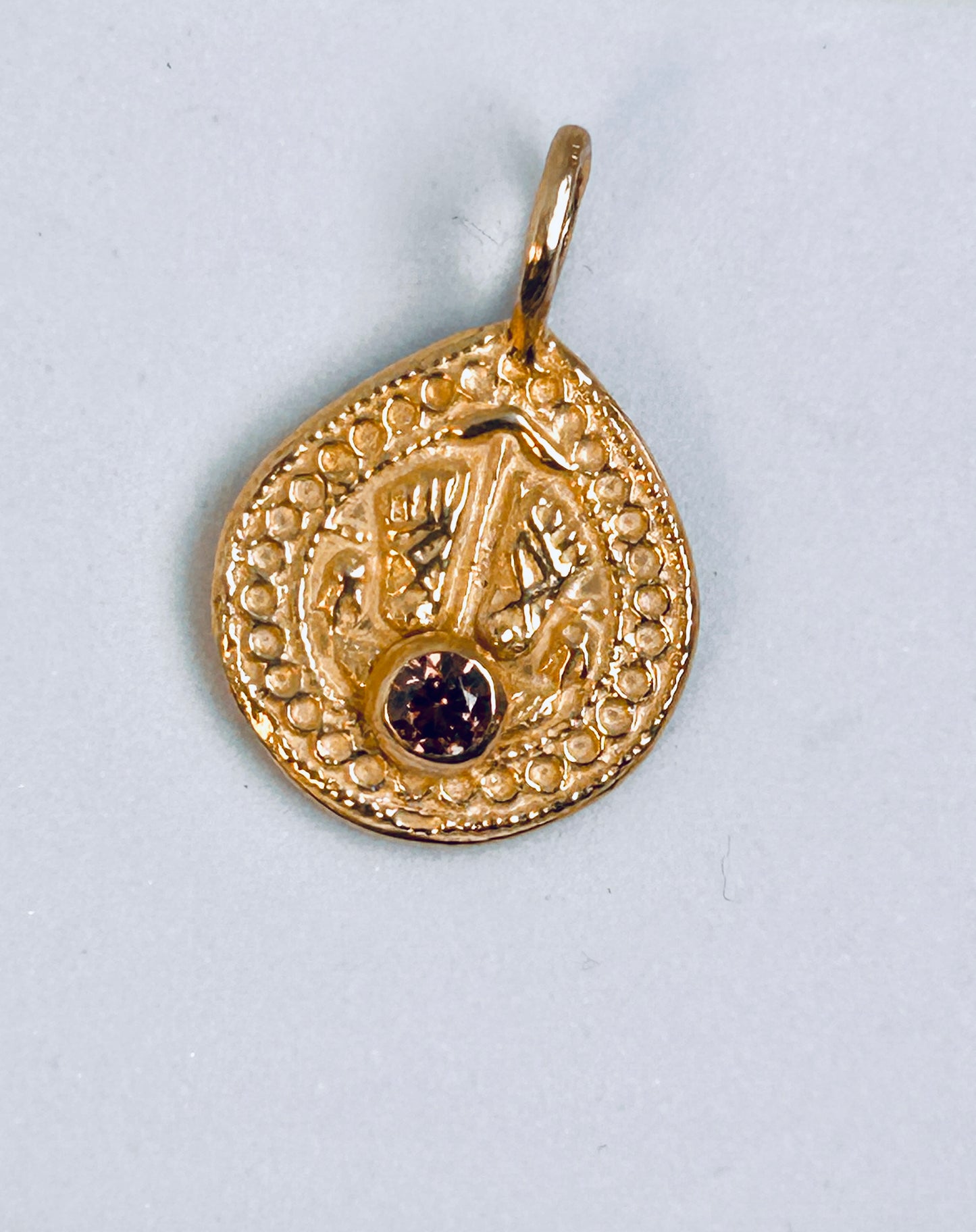 CIONDOLO PIEDINI DI LAKSHMI CON ZIRCONE COGNAC