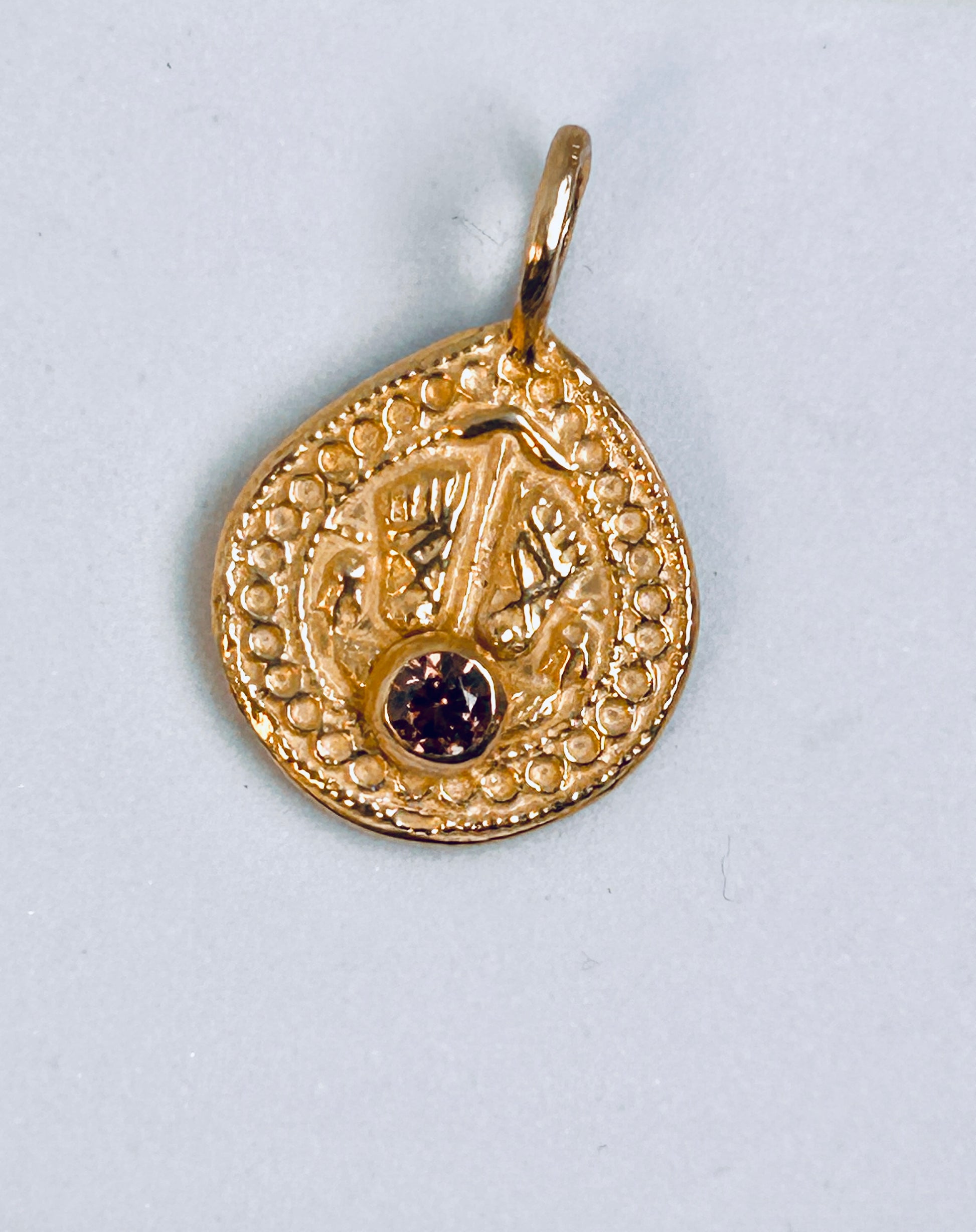CIONDOLO PIEDINI DI LAKSHMI CON ZIRCONE COGNAC