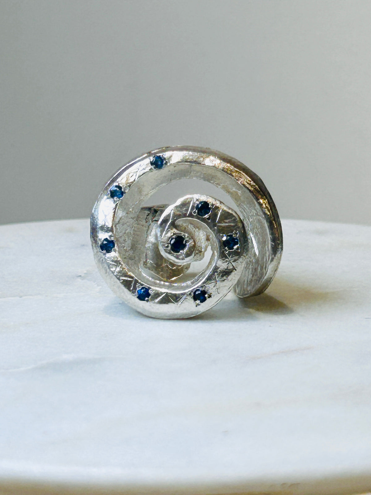 ANELLO SHELL CON ZAFFIRI