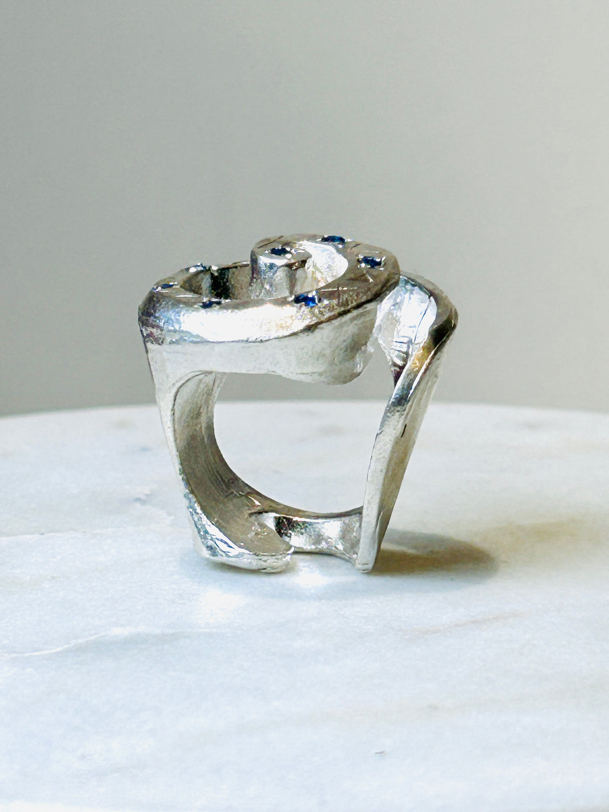 ANELLO SHELL CON ZAFFIRI