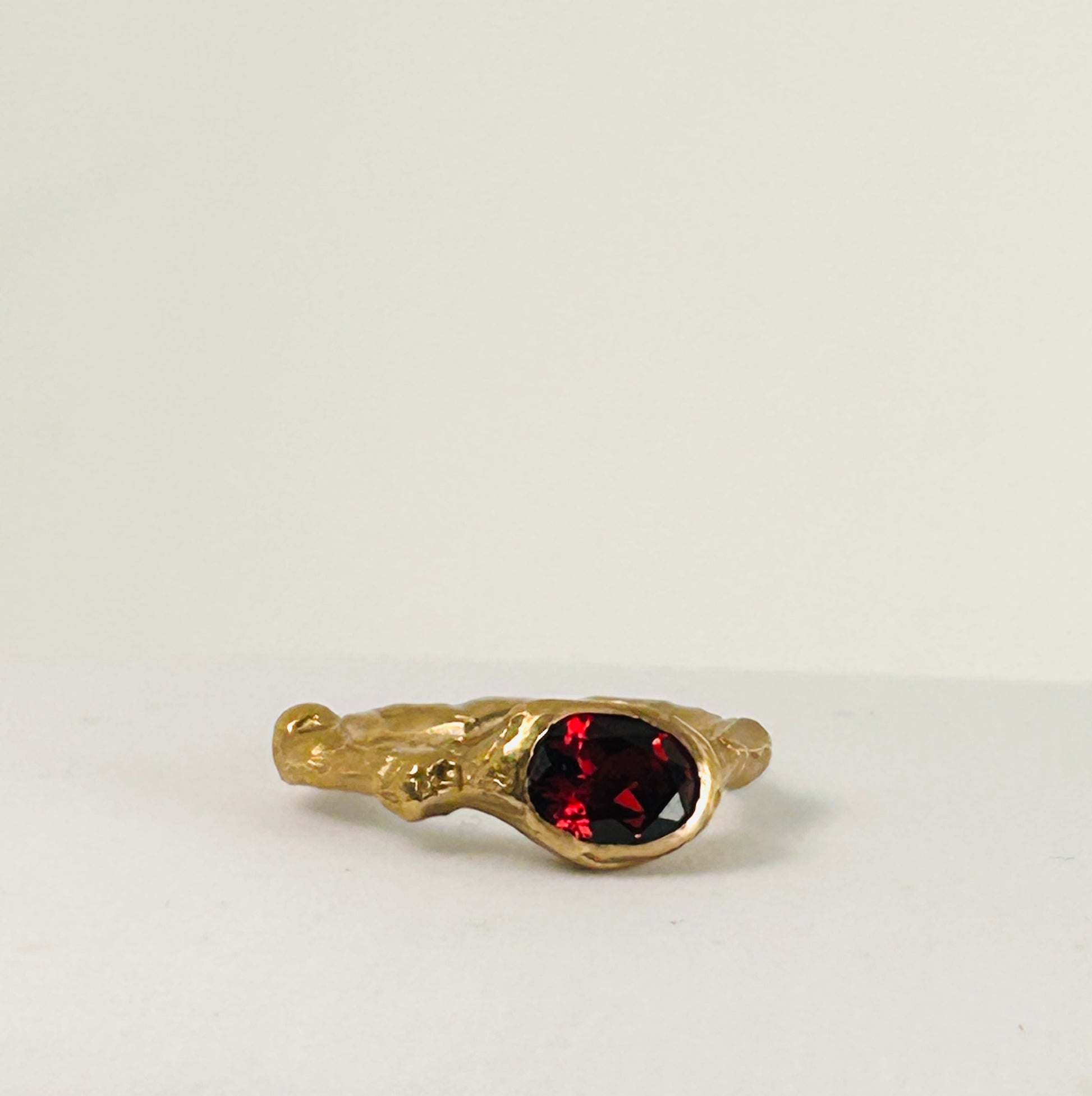 ORGANIC ANELLO IN BRONZO con GRANATO rosso