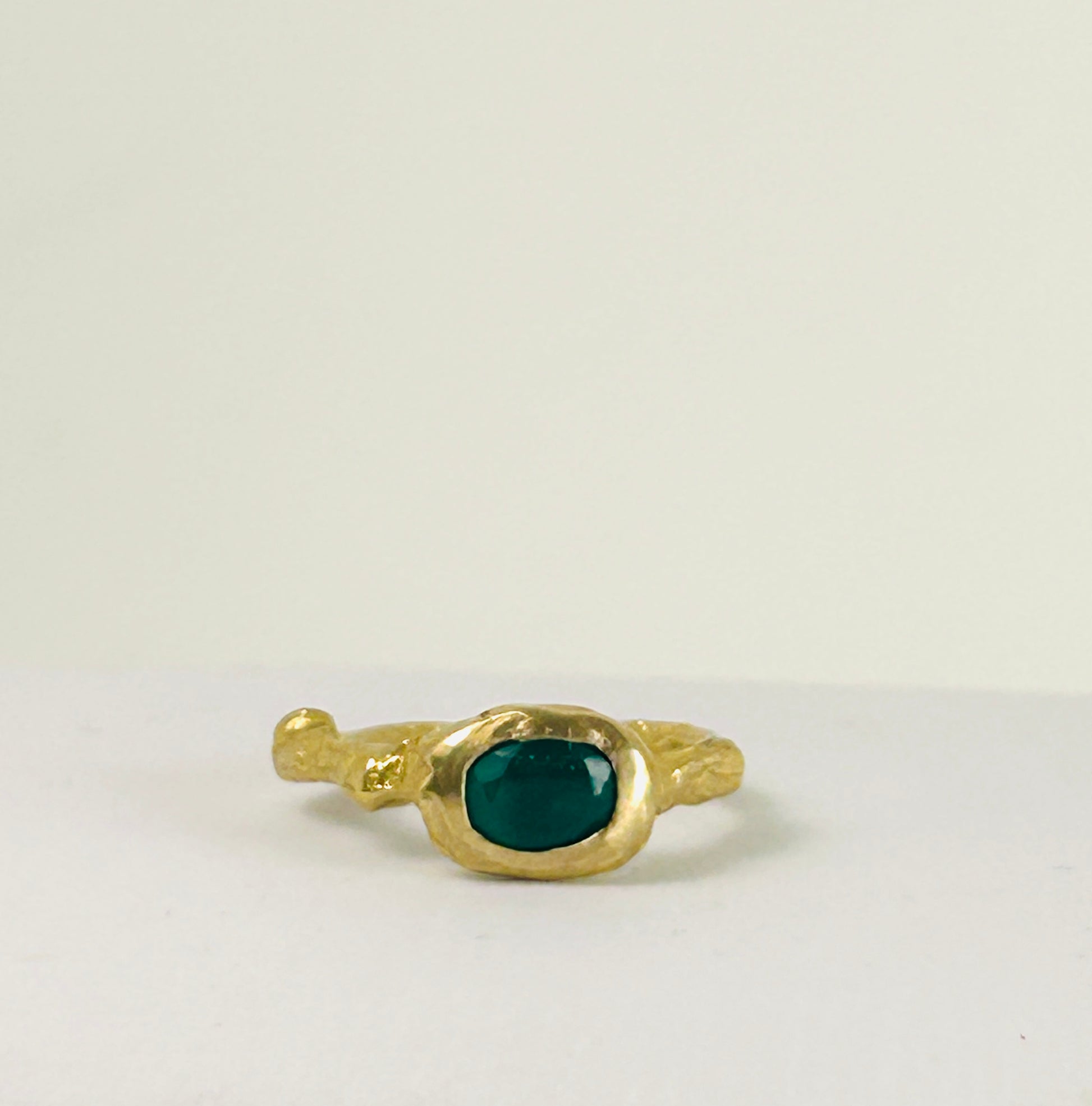 ORGANIC ANELLO IN BRONZO con ONICE verde