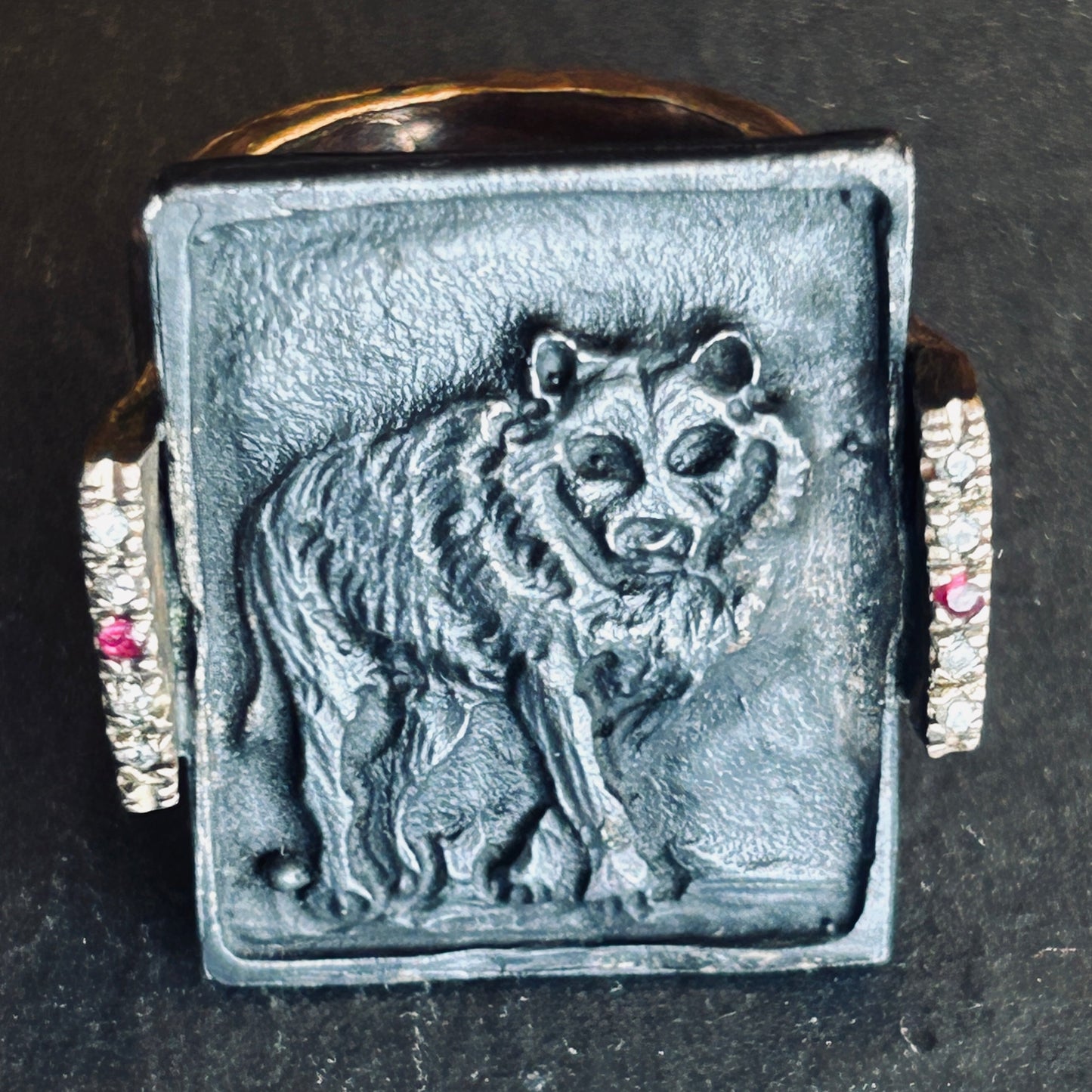 Anello in bronzo e argento brunito con lupo inciso a mano
