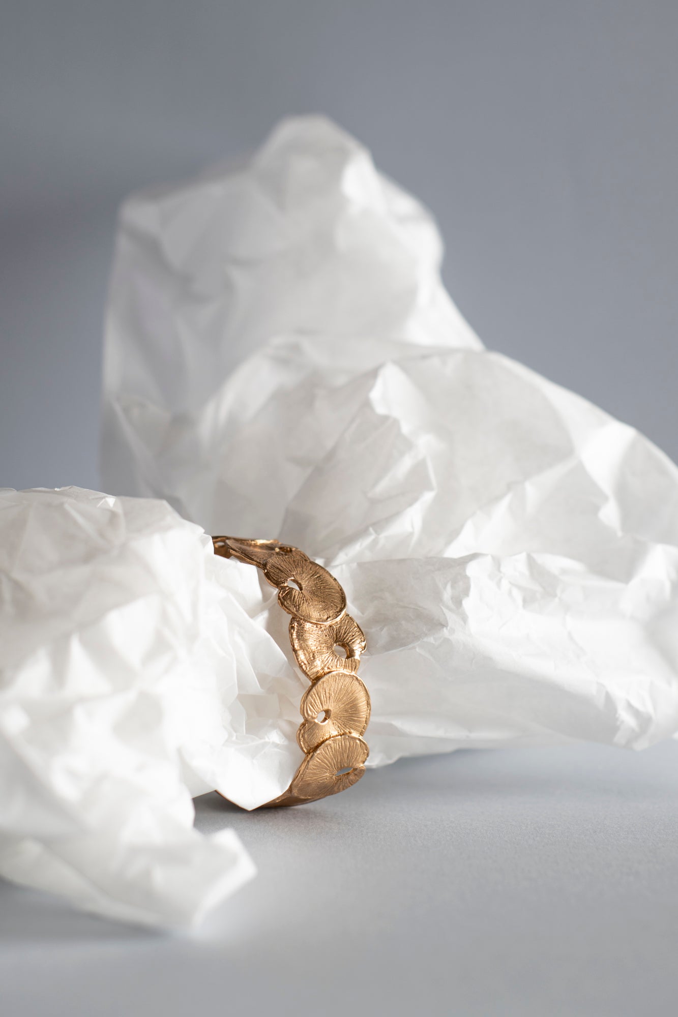 bracciale rigido in bronzo dorato realizzato a mano che imita le forme botaniche delle foglie di fior di loto