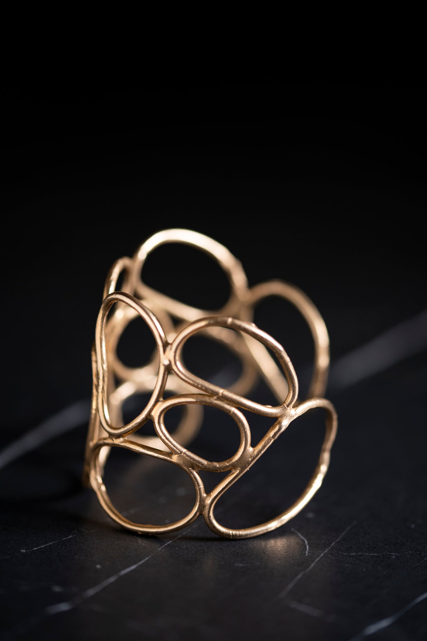 dettaglio ravvicinato del bracciale rigido in bronzo legami. In questo scatto si notano i dettagli delle aldature artigianali