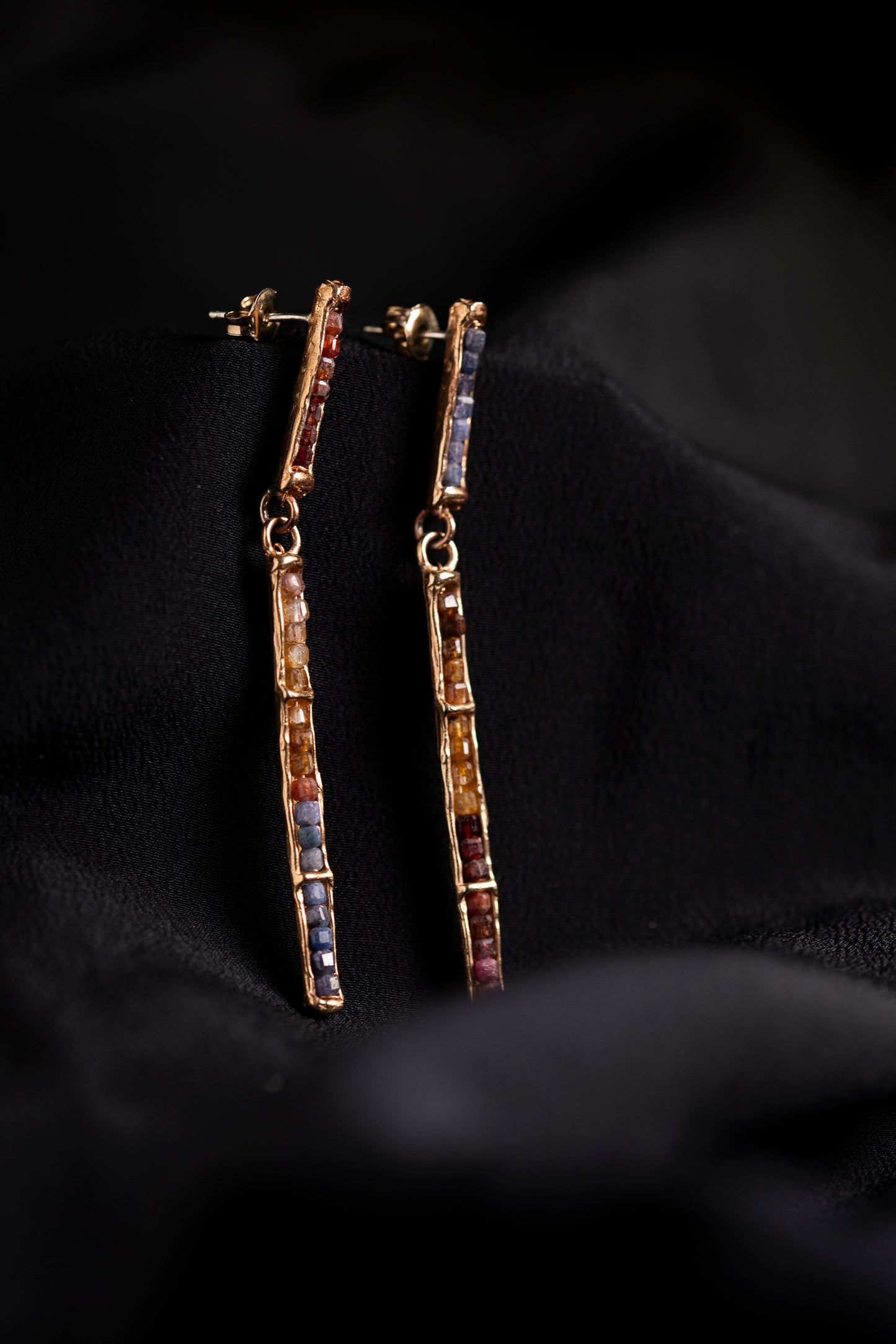 orecchini lunghi e sottili realizzai a mano con tecniche orafe in bronzo e grani di pietre naturali multicolore