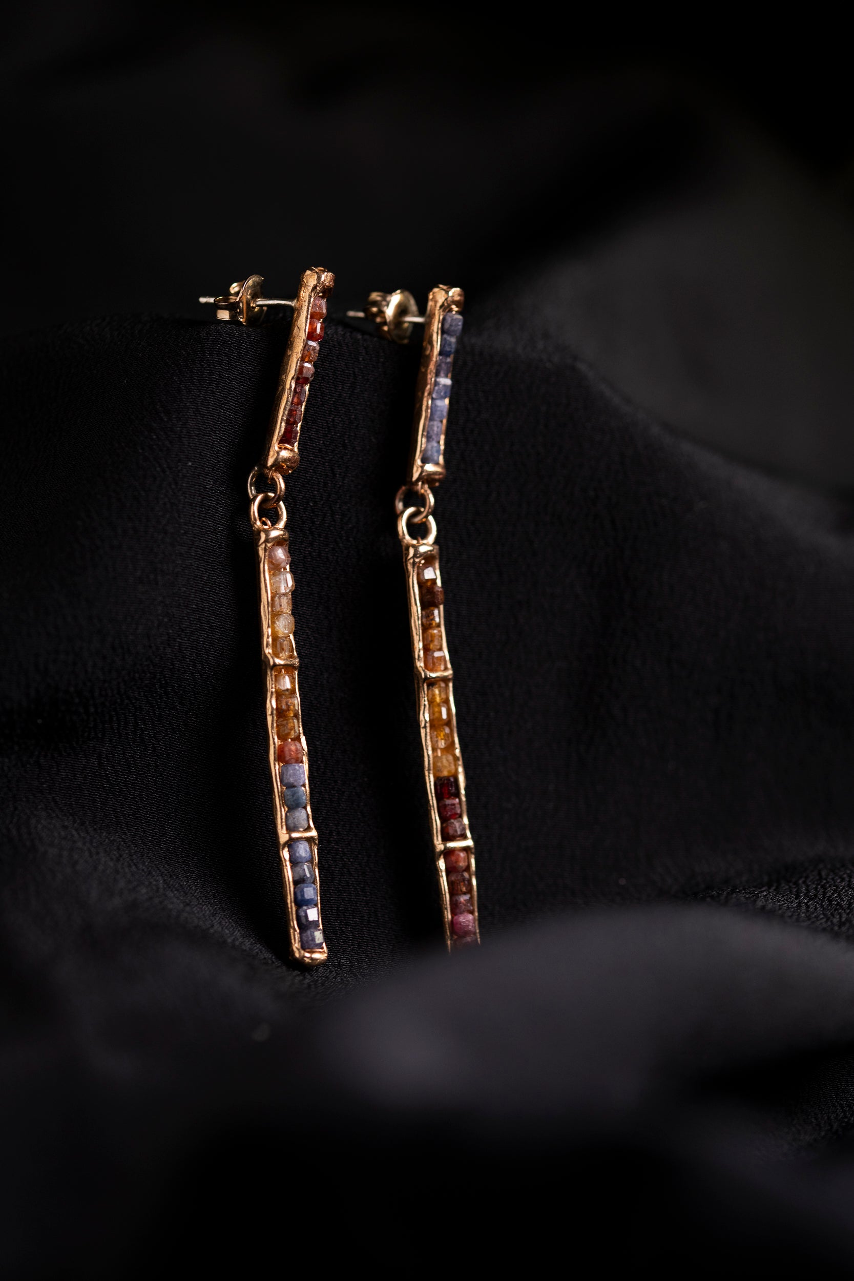 orecchini lunghi e sottili realizzai a mano con tecniche orafe in bronzo e grani di pietre naturali multicolore